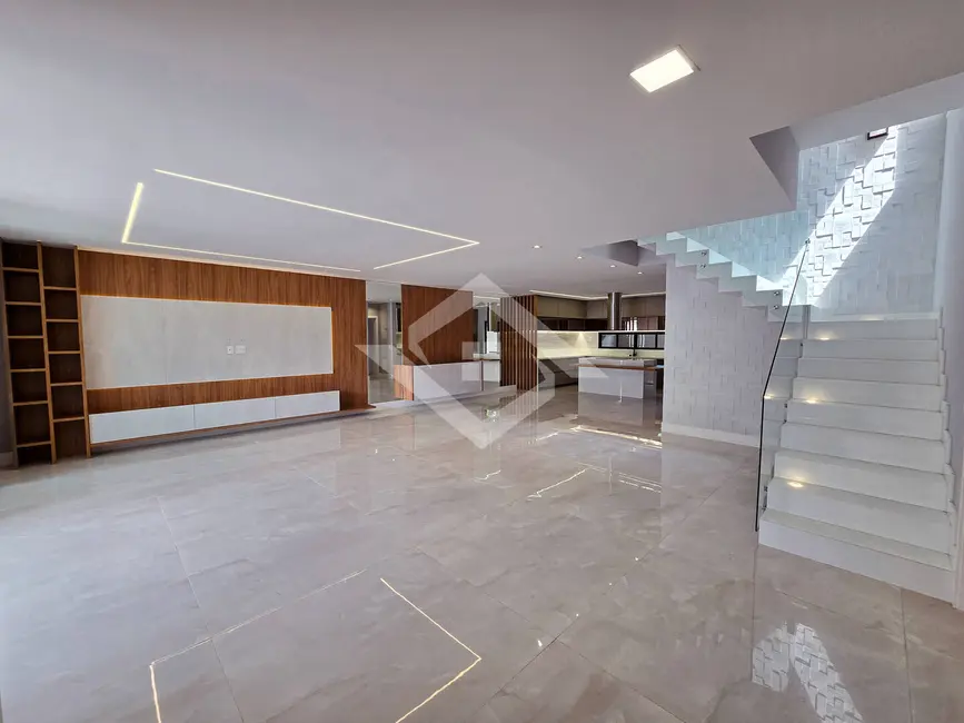 Casa de Condomínio com 5 quartos à venda, 490m2 em Recreio dos Bandeirantes, Rio De Janeiro - RJ - imagem 2 Foto 2 de Casa de Condomínio com 5 quartos à venda, 490m2 em Recreio dos Bandeirantes, Rio De Janeiro - RJ