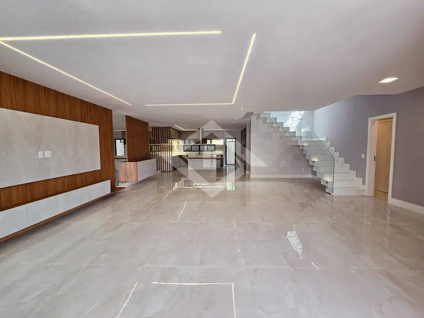 Casa de Condomínio com 5 quartos à venda, 490m2 em Recreio dos Bandeirantes, Rio De Janeiro - RJ - imagem 1 Foto 1 de Casa de Condomínio com 5 quartos à venda, 490m2 em Recreio dos Bandeirantes, Rio De Janeiro - RJ