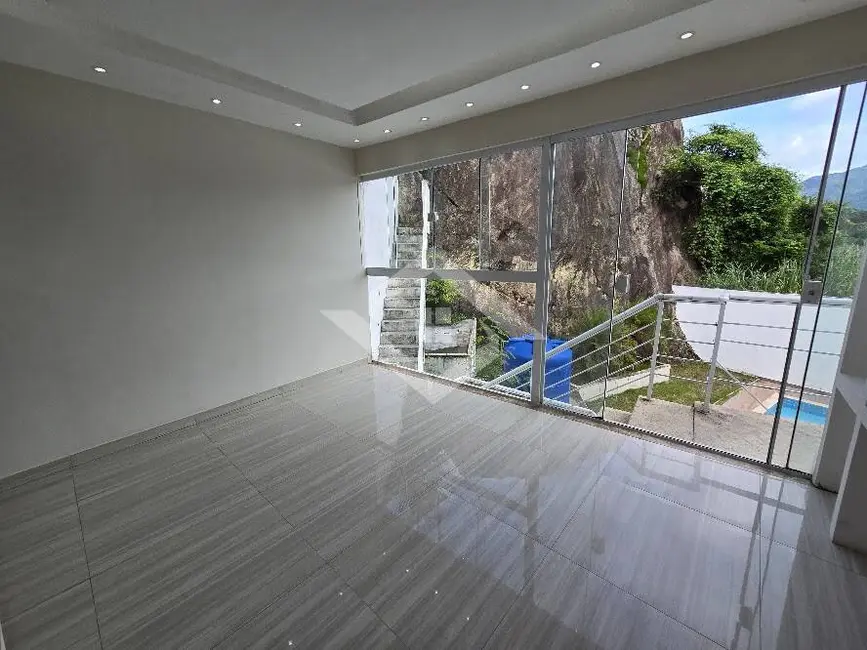 Foto 2 de Casa com 3 quartos para alugar, 350m2 em Taquara, Rio De Janeiro - RJ