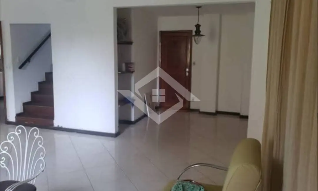 Foto 4 de Casa com 3 quartos à venda, 1000m2 em Araruama - RJ