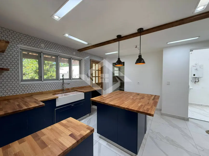 Casa com 4 quartos à venda, 400m2 em Barra da Tijuca, Rio De Janeiro - RJ - imagem 1 Foto 1 de Casa com 4 quartos à venda, 400m2 em Barra da Tijuca, Rio De Janeiro - RJ