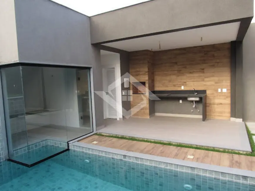 Casa de Condomínio com 4 quartos à venda, 300m2 em Barra da Tijuca, Rio De Janeiro - RJ - imagem 1 Foto 1 de Casa de Condomínio com 4 quartos à venda, 300m2 em Barra da Tijuca, Rio De Janeiro - RJ