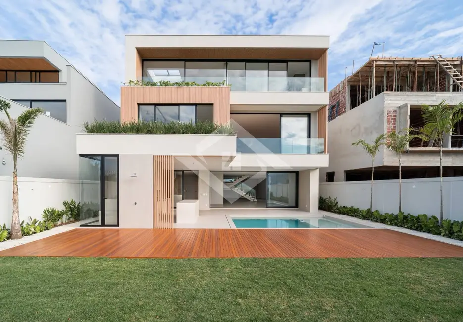 Casa com 5 quartos à venda, 600m2 em Barra da Tijuca, Rio De Janeiro - RJ - imagem 1 Foto 1 de Casa com 5 quartos à venda, 600m2 em Barra da Tijuca, Rio De Janeiro - RJ