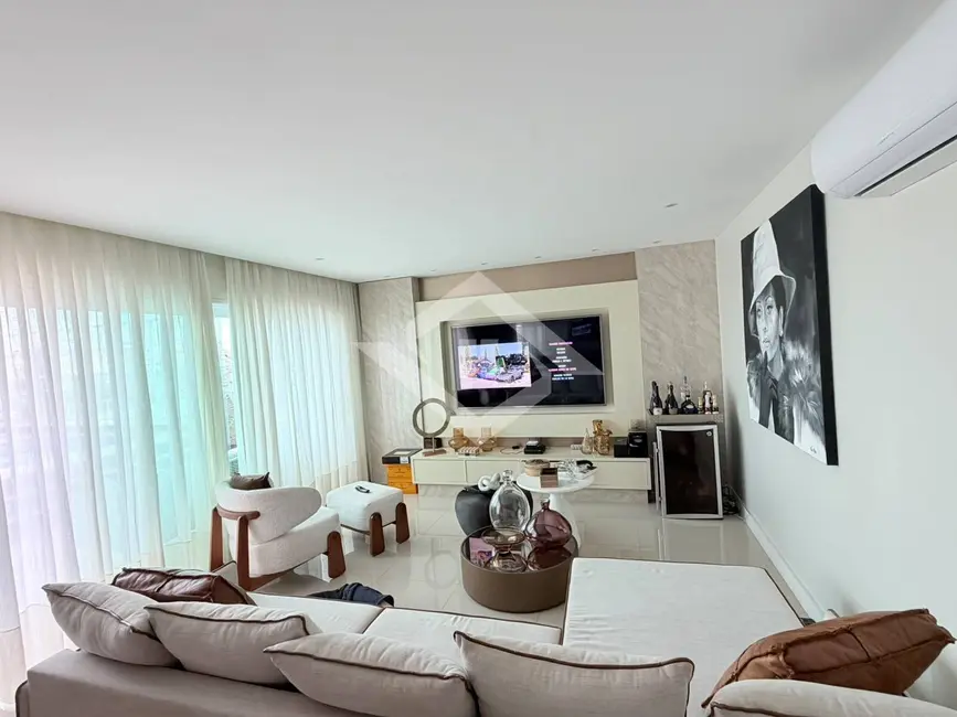 Apartamento com 4 quartos para alugar, 250m2 em Barra da Tijuca, Rio De Janeiro - RJ - imagem 5 Foto 5 de Apartamento com 4 quartos para alugar, 250m2 em Barra da Tijuca, Rio De Janeiro - RJ