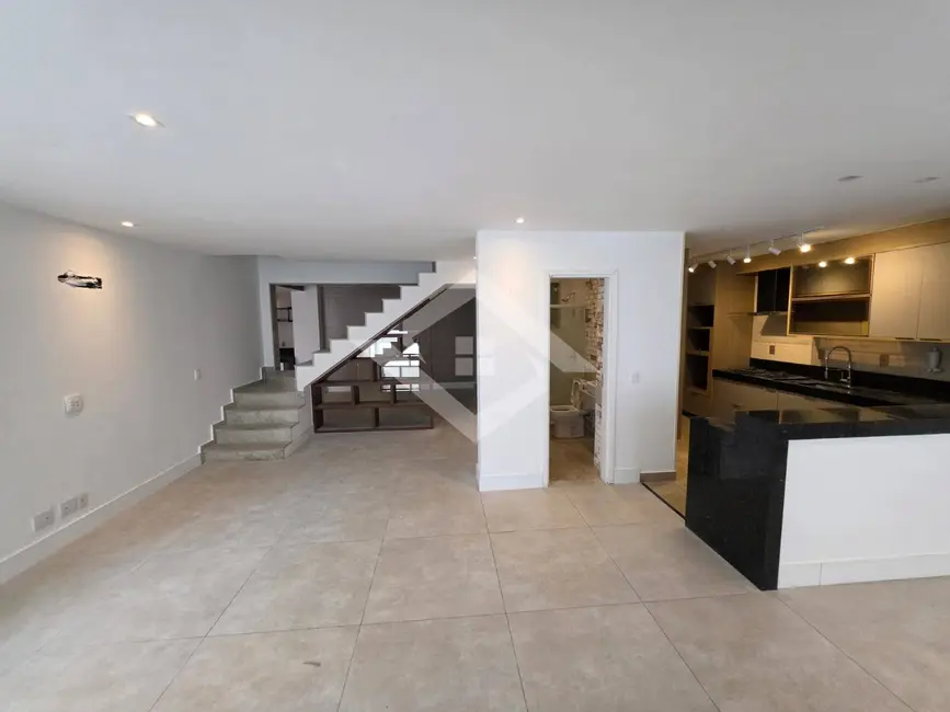 Casa com 3 quartos para alugar, 140m2 em Jacarepaguá, Rio De Janeiro - RJ - imagem 4 Foto 4 de Casa com 3 quartos para alugar, 140m2 em Jacarepaguá, Rio De Janeiro - RJ
