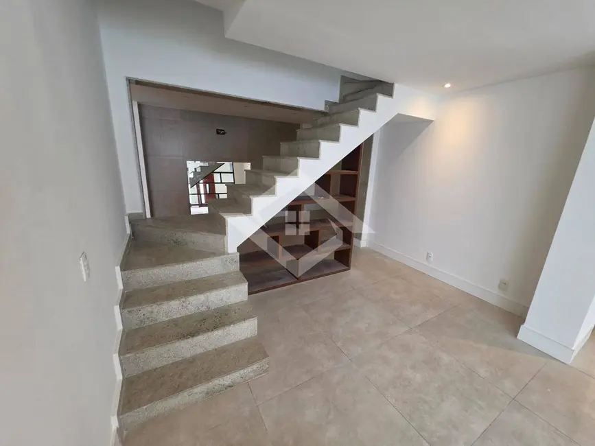 Casa com 3 quartos para alugar, 140m2 em Jacarepaguá, Rio De Janeiro - RJ - imagem 6 Foto 6 de Casa com 3 quartos para alugar, 140m2 em Jacarepaguá, Rio De Janeiro - RJ