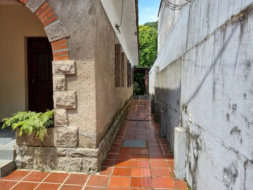 Casa com 4 quartos à venda, 500m2 em Vila Maia, Guaruja - SP - imagem 3 Foto 3 de Casa com 4 quartos à venda, 500m2 em Vila Maia, Guaruja - SP