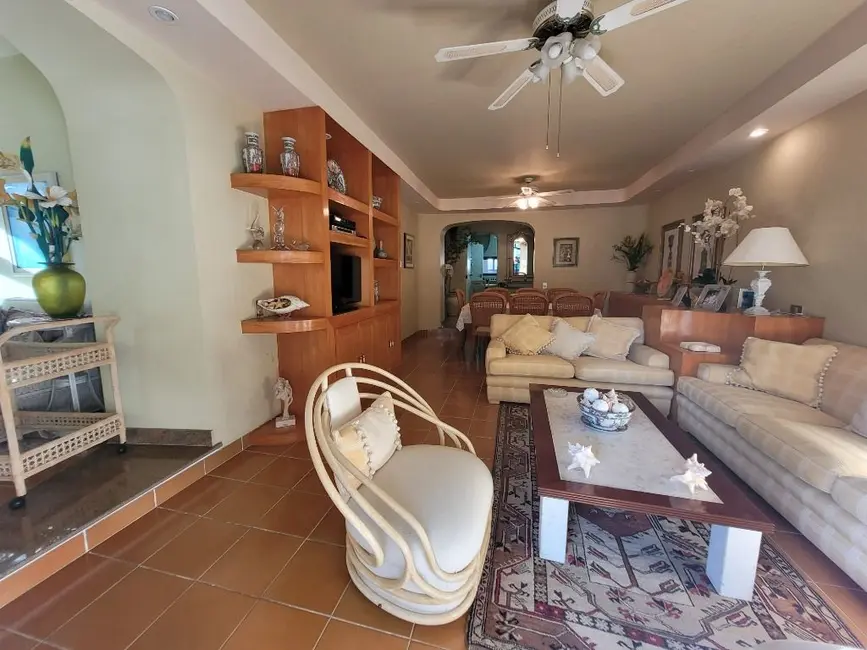 Apartamento com 3 quartos à venda, 212m2 em Barra Funda, Guaruja - SP - imagem 6 Foto 6 de Apartamento com 3 quartos à venda, 212m2 em Barra Funda, Guaruja - SP