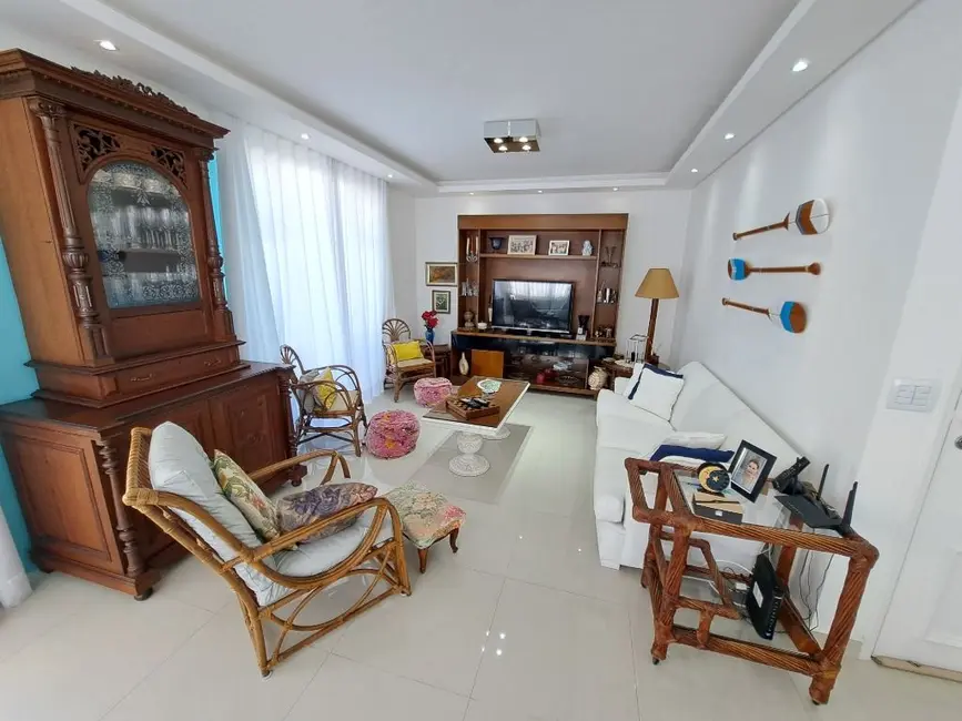 Apartamento com 5 quartos à venda, 230m2 em Guaruja - SP - imagem 3 Foto 3 de Apartamento com 5 quartos à venda, 230m2 em Guaruja - SP