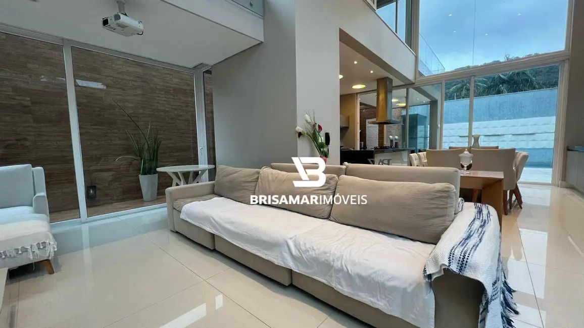 Casa com 4 quartos à venda e para alugar, 420m2 em Guaruja - SP - imagem 4 Foto 4 de Casa com 4 quartos à venda e para alugar, 420m2 em Guaruja - SP