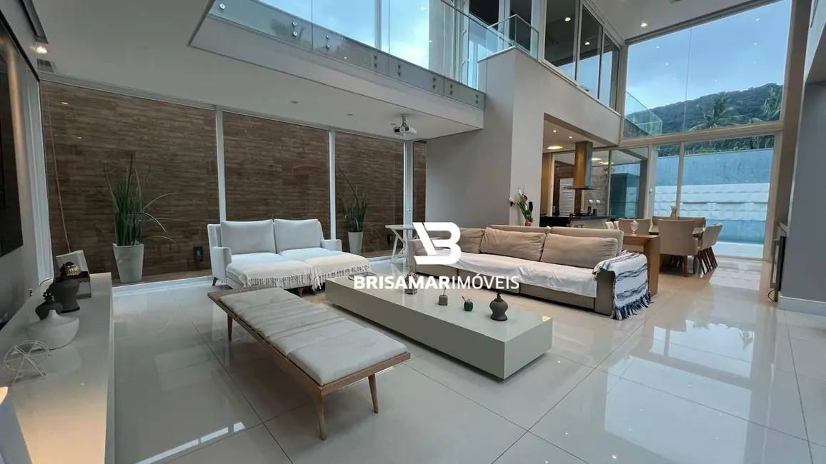 Casa com 4 quartos à venda e para alugar, 420m2 em Guaruja - SP - imagem 3 Foto 3 de Casa com 4 quartos à venda e para alugar, 420m2 em Guaruja - SP