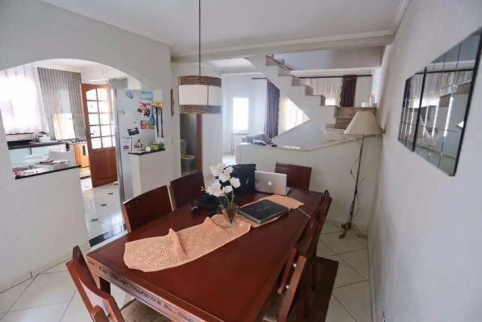 Foto 3 de Casa com 4 quartos à venda, 320m2 em Jordanópolis, Aruja - SP