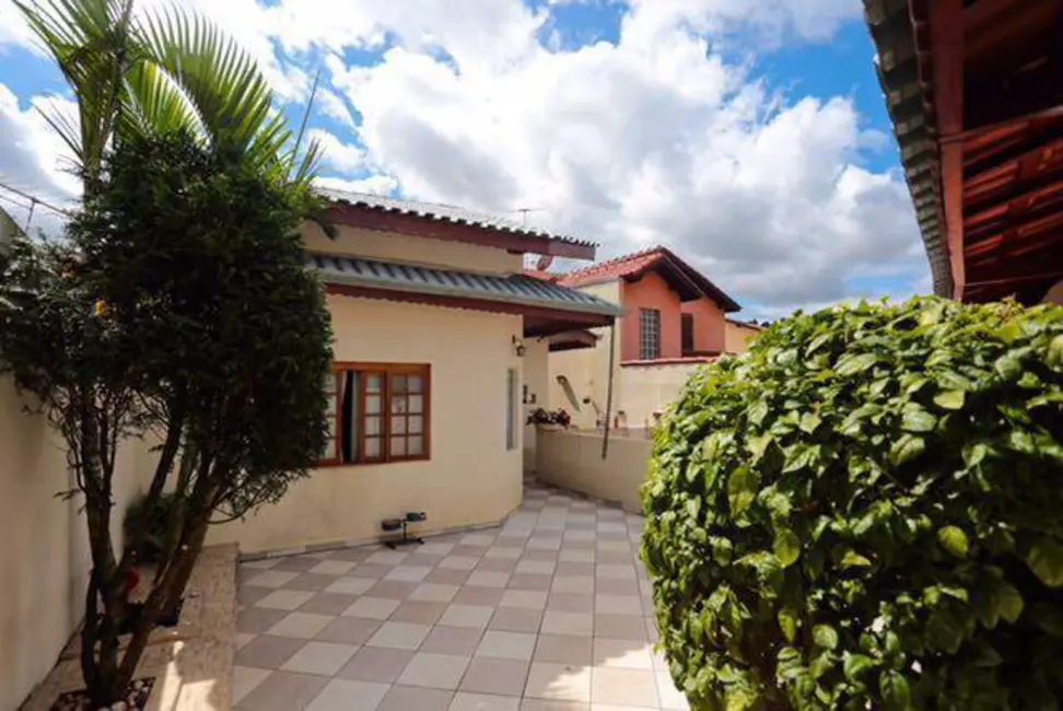 Foto 2 de Casa com 4 quartos à venda, 320m2 em Jordanópolis, Aruja - SP