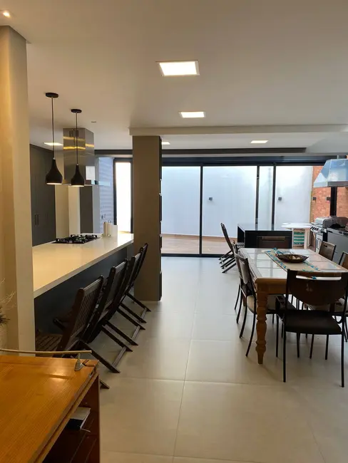 Foto 2 de Casa de Condomínio com 3 quartos à venda e para alugar, 300m2 em Arujázinho IV, Aruja - SP
