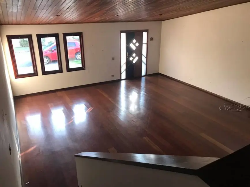 Casa de Condomínio com 3 quartos para alugar, 280m2 em Jardim das Cerejeiras, Aruja - SP - imagem 4 Foto 4 de Casa de Condomínio com 3 quartos para alugar, 280m2 em Jardim das Cerejeiras, Aruja - SP