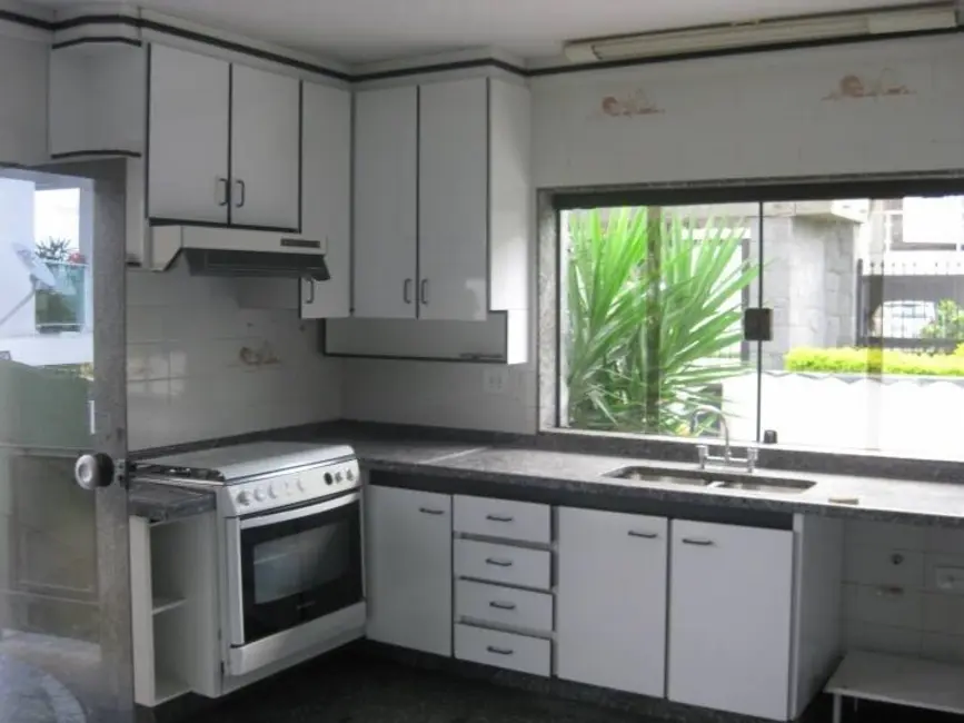 Foto 2 de Casa de Condomínio com 4 quartos para alugar, 750m2 em Arujázinho IV, Aruja - SP