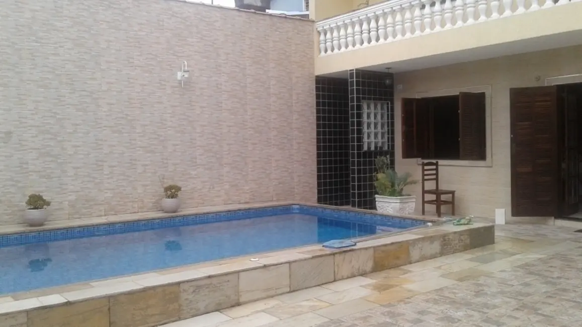 Foto 3 de Casa à venda, 300m2 em Jordanópolis, Aruja - SP