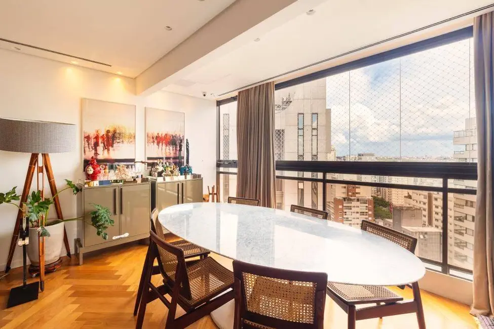 Apartamento com 3 quartos para alugar, 215m2 em Moema, São Paulo - SP - imagem 4 Foto 4 de Apartamento com 3 quartos para alugar, 215m2 em Moema, São Paulo - SP