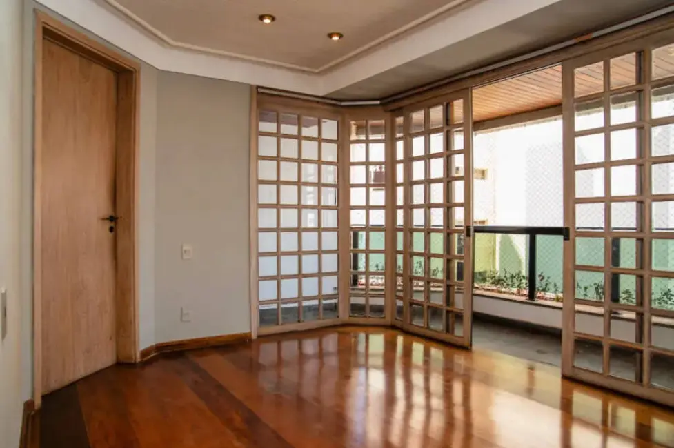 Apartamento com 3 quartos para alugar, 195m2 em Moema, São Paulo - SP - imagem 5 Foto 5 de Apartamento com 3 quartos para alugar, 195m2 em Moema, São Paulo - SP