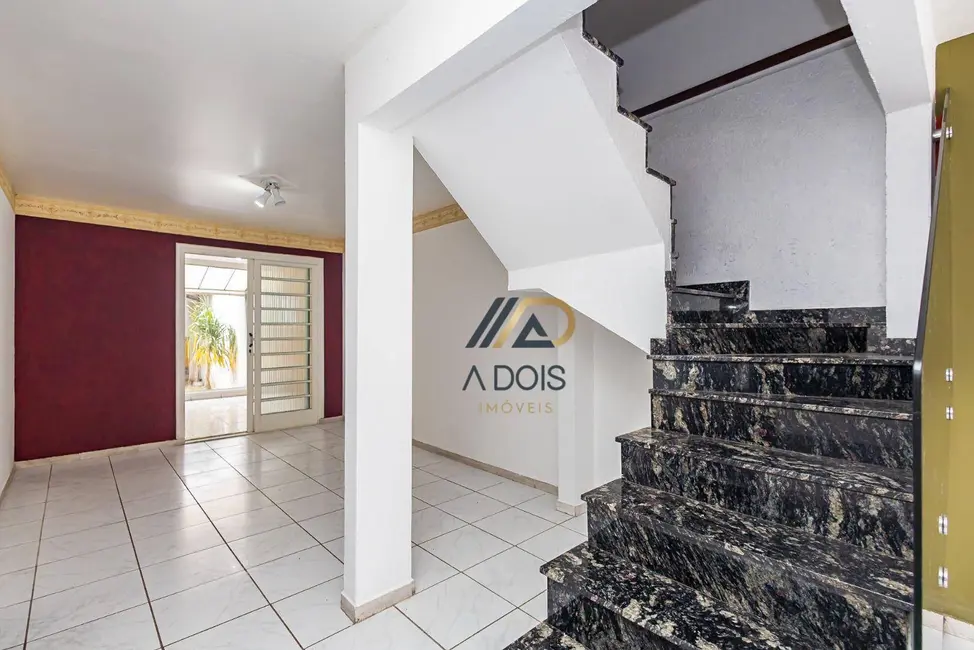 Sobrado com 3 quartos à venda, 205m2 em Pilarzinho, Curitiba - PR - imagem 9 Foto 9 de Sobrado com 3 quartos à venda, 205m2 em Pilarzinho, Curitiba - PR