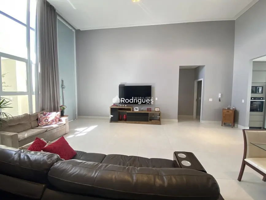 Casa de Condomínio com 4 quartos à venda, 290m2 em Setor Habitacional Arniqueira (Águas Claras), Brasilia - DF - imagem 3 Foto 3 de Casa de Condomínio com 4 quartos à venda, 290m2 em Setor Habitacional Arniqueira (Águas Claras), Brasilia - DF