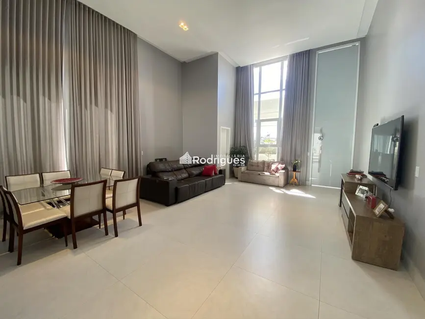 Casa de Condomínio com 4 quartos à venda, 290m2 em Setor Habitacional Arniqueira (Águas Claras), Brasilia - DF - imagem 1 Foto 1 de Casa de Condomínio com 4 quartos à venda, 290m2 em Setor Habitacional Arniqueira (Águas Claras), Brasilia - DF