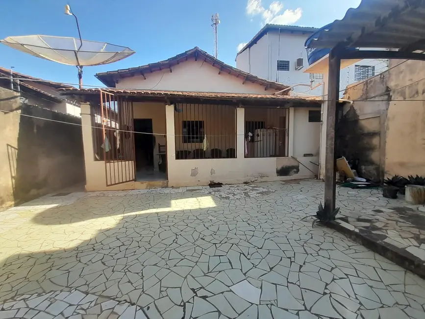 Foto 2 de Casa com 4 quartos à venda, 442m2 em Centro, Luziania - GO