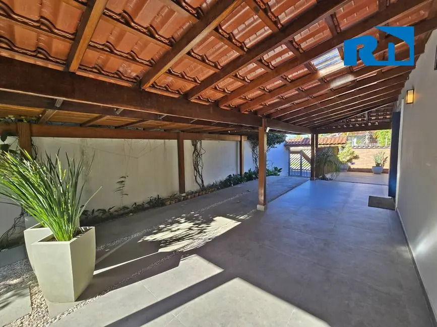 Foto 3 de Casa com 4 quartos à venda, 390m2 em Indaiá, Caraguatatuba - SP
