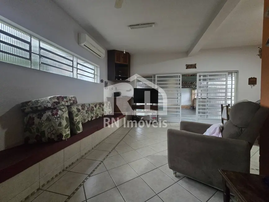 Casa com 3 quartos à venda, 504m2 em Jardim Primavera, Caraguatatuba - SP - imagem 9 Foto 9 de Casa com 3 quartos à venda, 504m2 em Jardim Primavera, Caraguatatuba - SP