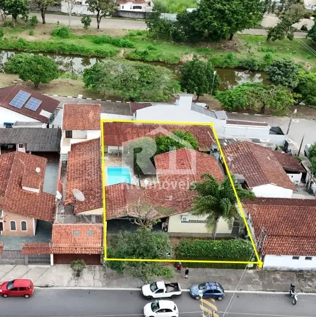 Casa com 3 quartos à venda, 504m2 em Jardim Primavera, Caraguatatuba - SP - imagem 1 Foto 1 de Casa com 3 quartos à venda, 504m2 em Jardim Primavera, Caraguatatuba - SP
