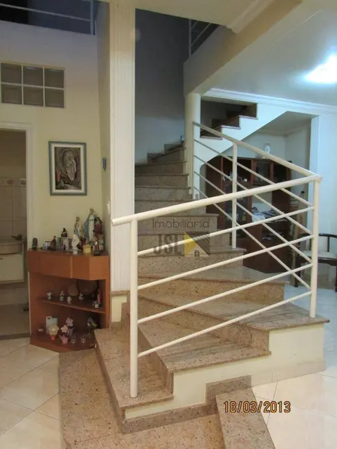 Sobrado com 3 quartos à venda, 245m2 em Vila Antônio Augusto Luiz, Cacapava - SP - imagem 8 Foto 8 de Sobrado com 3 quartos à venda, 245m2 em Vila Antônio Augusto Luiz, Cacapava - SP