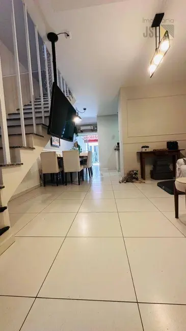 Foto 2 de Sobrado com 3 quartos à venda, 125m2 em Village das Flores, Cacapava - SP