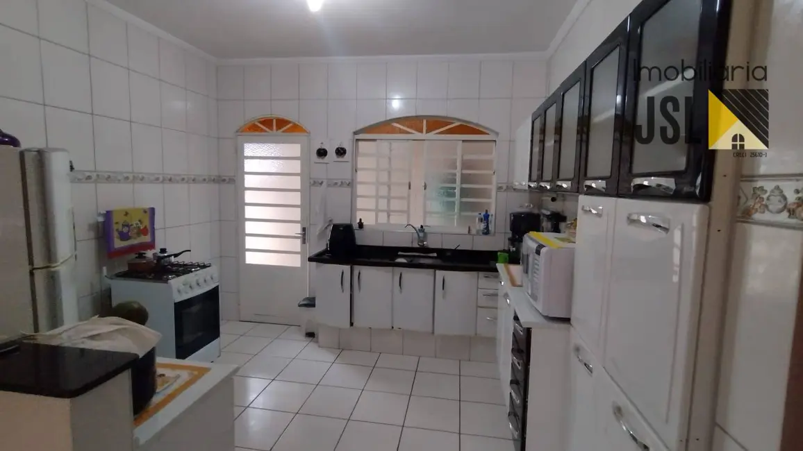 Casa com 3 quartos à venda, 250m2 em Vila Menino Jesus, Cacapava - SP - imagem 7 Foto 7 de Casa com 3 quartos à venda, 250m2 em Vila Menino Jesus, Cacapava - SP
