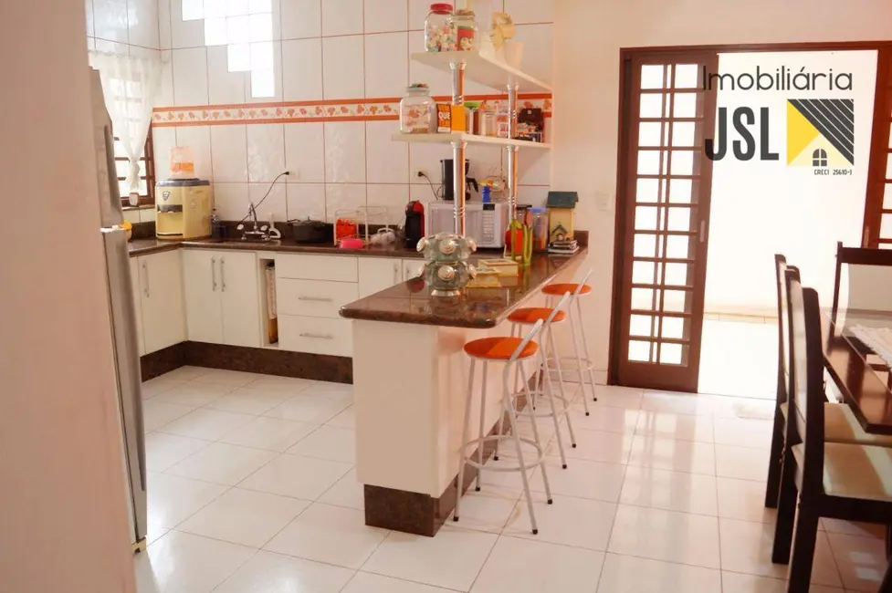 Foto 4 de Sobrado com 3 quartos à venda, 235m2 em Vila Menino Jesus, Cacapava - SP