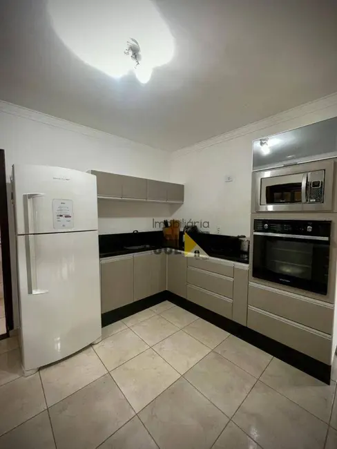 Foto 8 de Sobrado com 3 quartos à venda, 250m2 em Village das Flores, Cacapava - SP