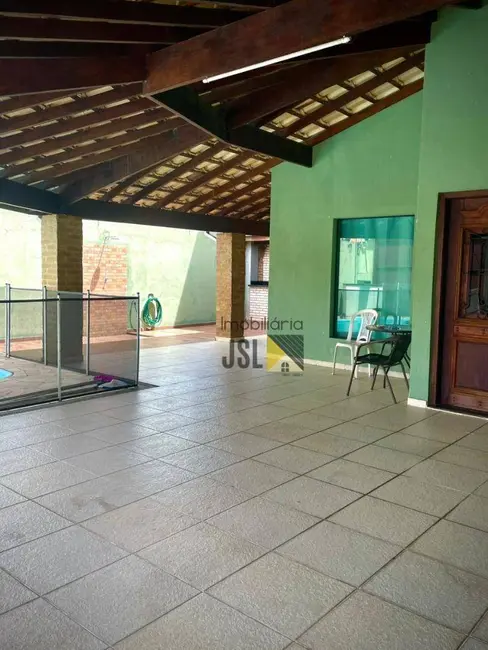 Foto 2 de Sobrado com 3 quartos à venda, 250m2 em Village das Flores, Cacapava - SP