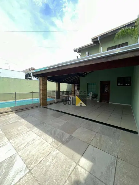 Foto 1 de Sobrado com 3 quartos à venda, 250m2 em Village das Flores, Cacapava - SP