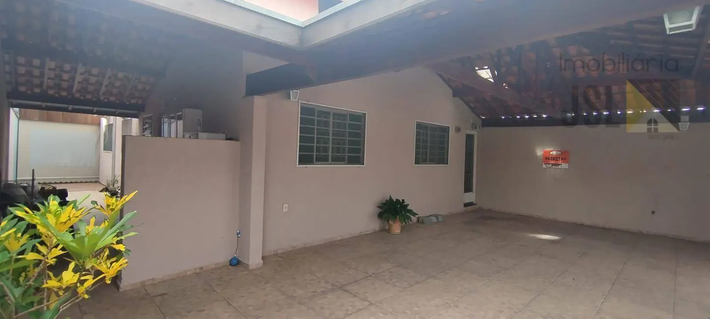 Foto 1 de Casa com 3 quartos para alugar, 250m2 em Village das Flores, Cacapava - SP