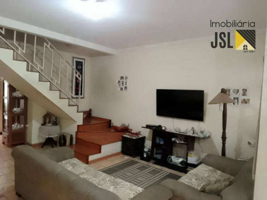 Sobrado com 3 quartos à venda, 150m2 em Vila Resende, Cacapava - SP - imagem 2 Foto 2 de Sobrado com 3 quartos à venda, 150m2 em Vila Resende, Cacapava - SP