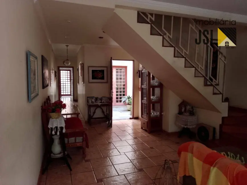 Sobrado com 3 quartos à venda, 150m2 em Vila Resende, Cacapava - SP - imagem 3 Foto 3 de Sobrado com 3 quartos à venda, 150m2 em Vila Resende, Cacapava - SP