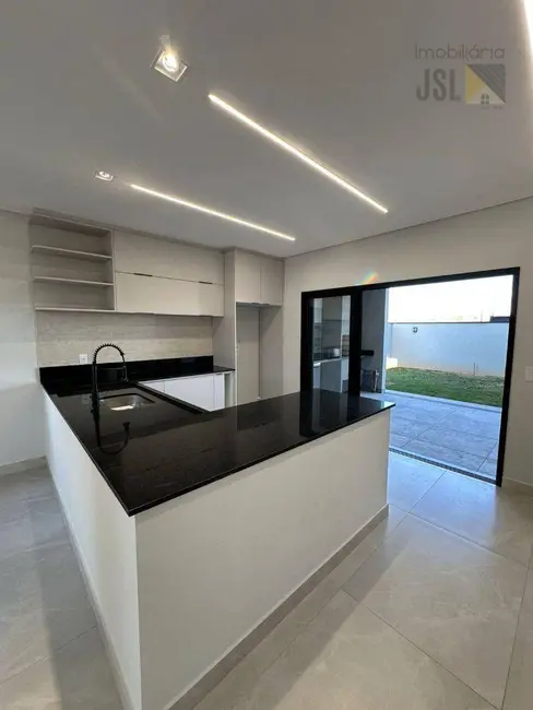 Foto 3 de Sobrado com 3 quartos à venda, 300m2 em Cacapava - SP