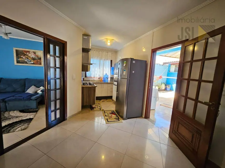 Sobrado com 3 quartos à venda, 150m2 em Vila Bandeirantes, Cacapava - SP - imagem 6 Foto 6 de Sobrado com 3 quartos à venda, 150m2 em Vila Bandeirantes, Cacapava - SP