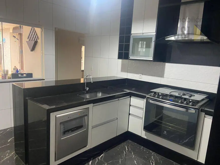 Foto 4 de Sobrado com 3 quartos à venda e para alugar, 369m2 em Borda da Mata, Cacapava - SP