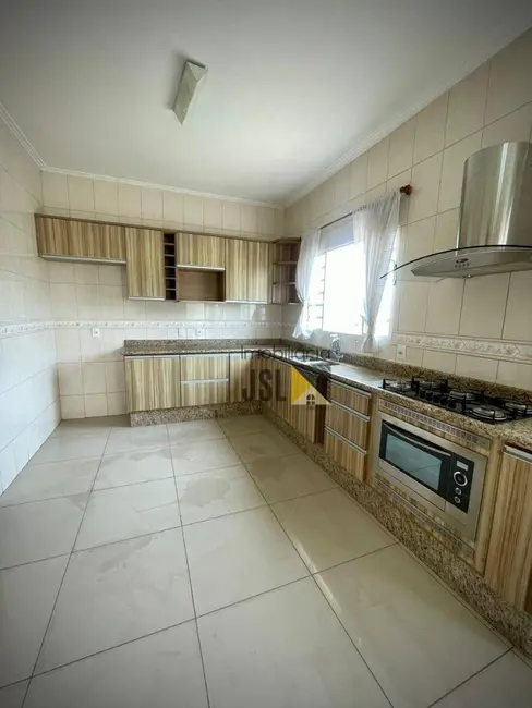 Foto 2 de Sobrado com 3 quartos à venda, 350m2 em Parque Residencial Santo André, Cacapava - SP