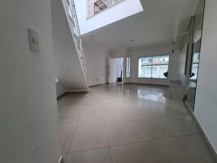 Sobrado com 3 quartos para alugar, 186m2 em Parque das Nações, Santo Andre - SP - imagem 1 Foto 1 de Sobrado com 3 quartos para alugar, 186m2 em Parque das Nações, Santo Andre - SP