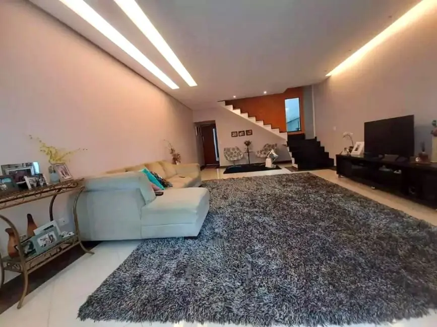 Sobrado com 3 quartos para alugar, 261m2 em Jardim Las Vegas, Santo Andre - SP - imagem 2 Foto 2 de Sobrado com 3 quartos para alugar, 261m2 em Jardim Las Vegas, Santo Andre - SP