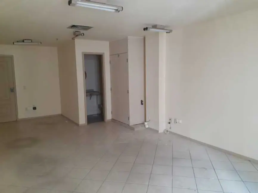 Sala Comercial à venda e para alugar, 36m2 em Rio De Janeiro - RJ - imagem 3 Foto 3 de Sala Comercial à venda e para alugar, 36m2 em Rio De Janeiro - RJ