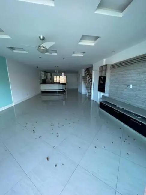 Casa com 4 quartos à venda, 400m2 em Rio De Janeiro - RJ - imagem 3 Foto 3 de Casa com 4 quartos à venda, 400m2 em Rio De Janeiro - RJ