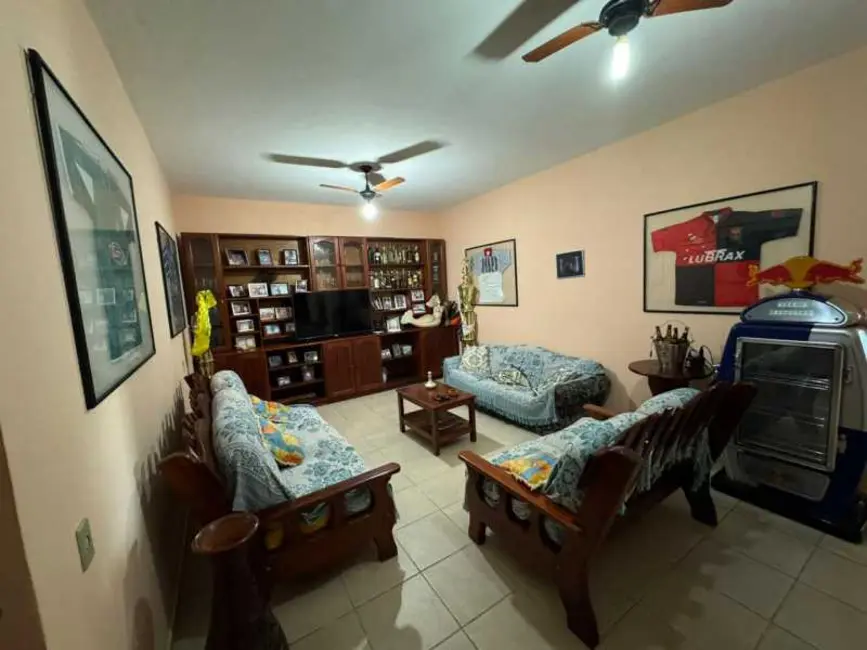 Foto 2 de Casa com 5 quartos à venda, 1800m2 em Saquarema - RJ