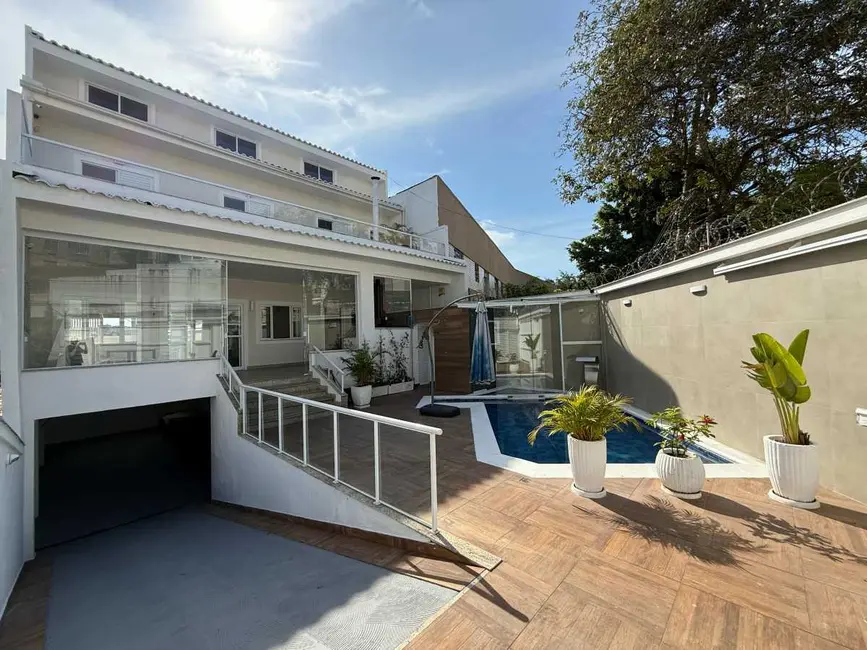 Foto 2 de Casa com 4 quartos à venda, 450m2 em Rio De Janeiro - RJ
